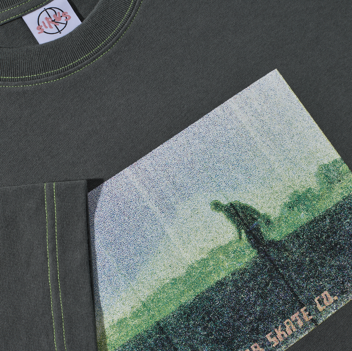 Contrast Tee | Beach Walk - Graphite/Green