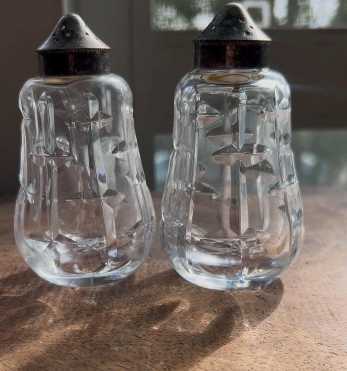 Elegant Waterford Crystal Kelsey Salt And Pepper Shakers With Silver Plated Lids. Table Accents